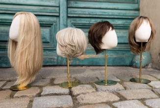 Perücken und Haarteile